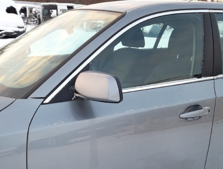 Vaurioituneen auton oven vaihto