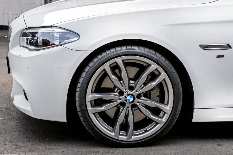 Oikeat rengaspaineet – turvallisuuden ja säästöjen avain